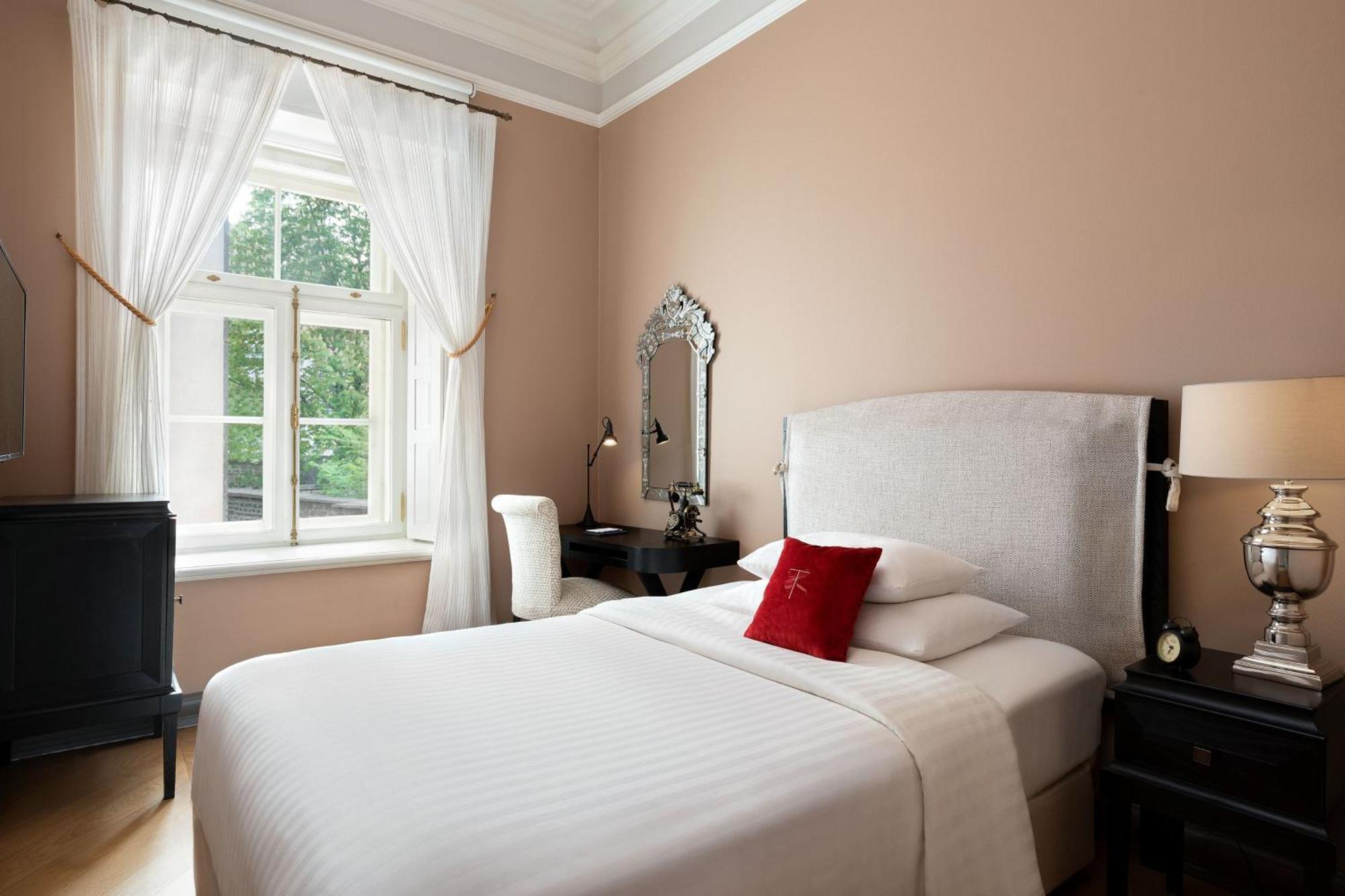 Hotel Telegraaf, Autograph Collection Tallinn Exteriér fotografie A bedroom