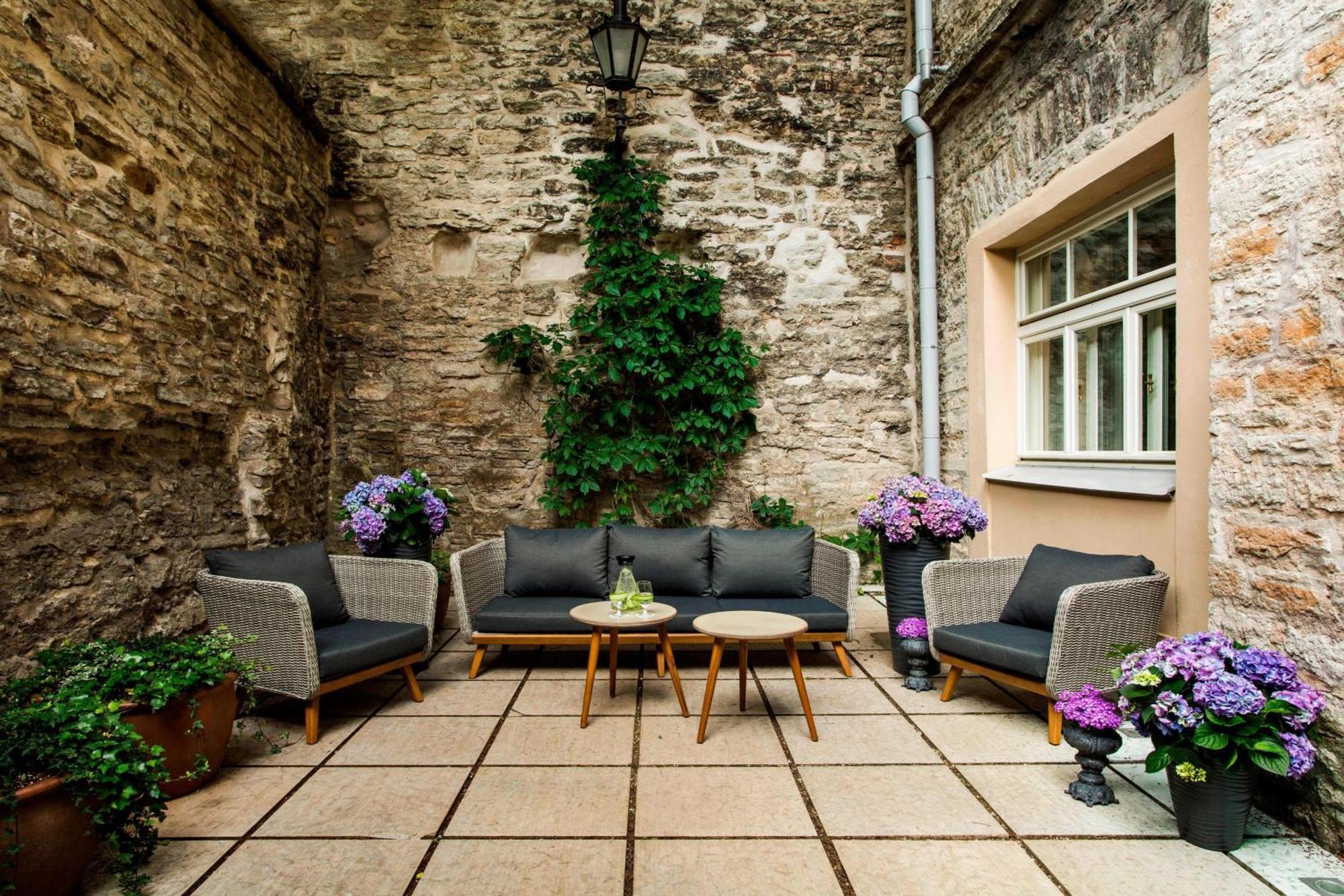 Hotel Telegraaf, Autograph Collection Tallinn Exteriér fotografie The courtyard of the hotel
