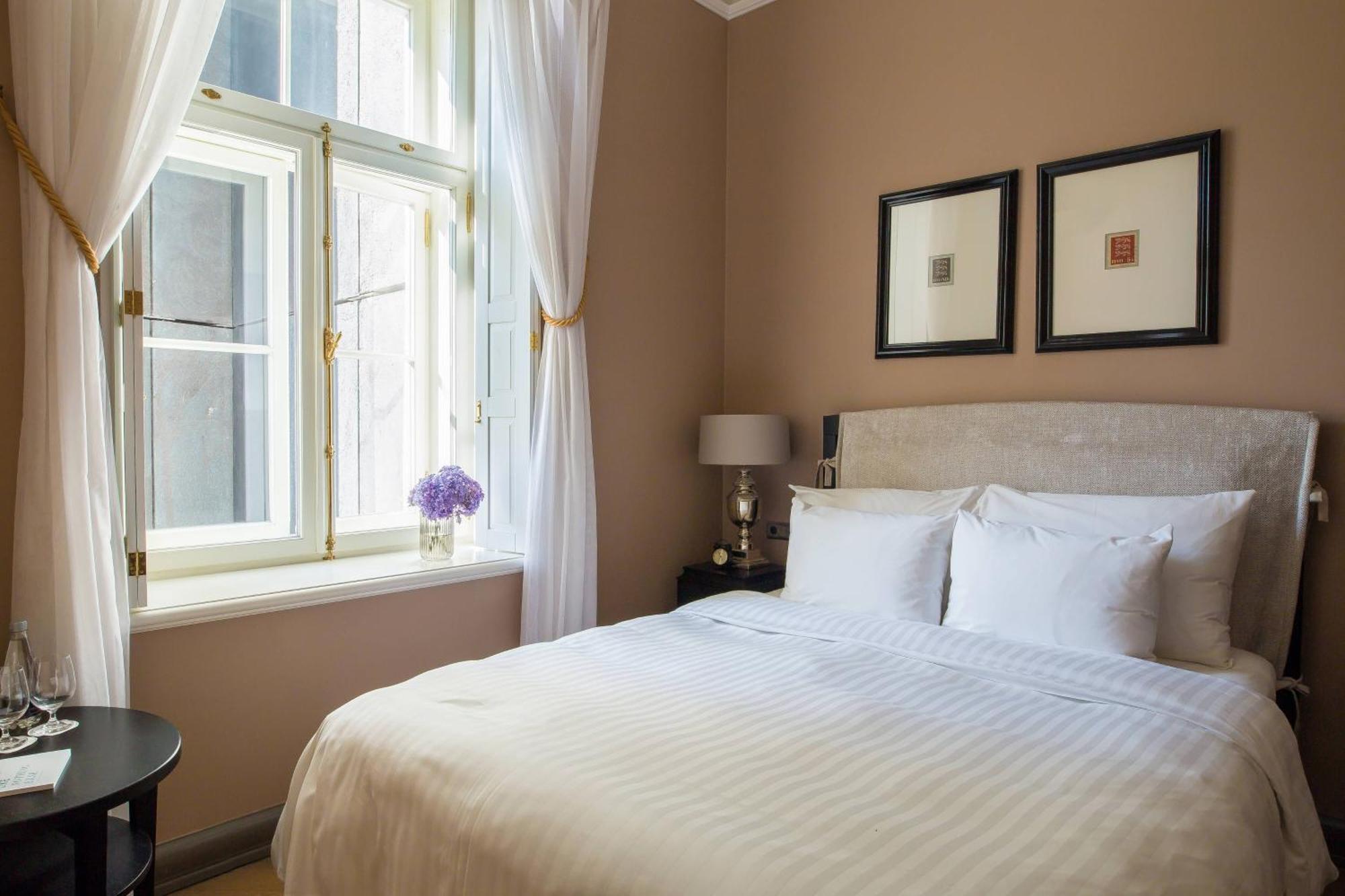 Hotel Telegraaf, Autograph Collection Tallinn Exteriér fotografie A bedroom at the hotel