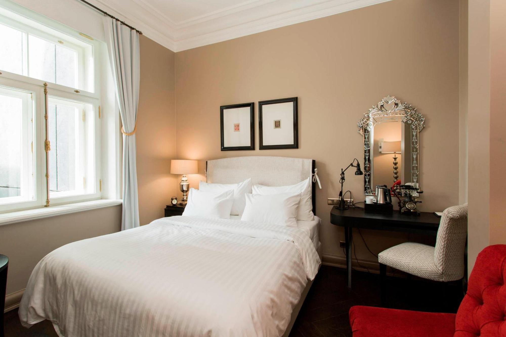 Hotel Telegraaf, Autograph Collection Tallinn Exteriér fotografie A bedroom at the Hotel